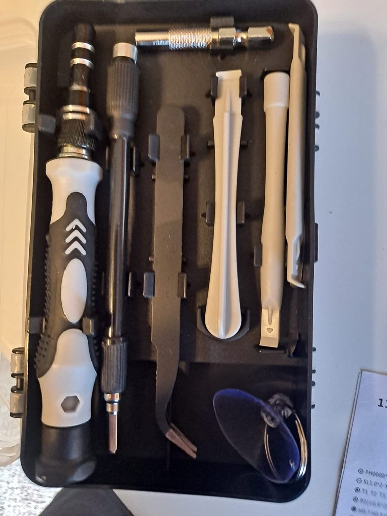I repair phones casually, and this is honestly the most complete toolkit I’ve owned. Every bit I need is there. The case is strong, everything is well arranged and the magnetic tips hold screws perfectly. No shaking, no frustration. I’ve used it for iPhone, Samsung and even my eyeglasses. Worth the price. Mr. Abiola, Lagos ⭐⭐⭐⭐