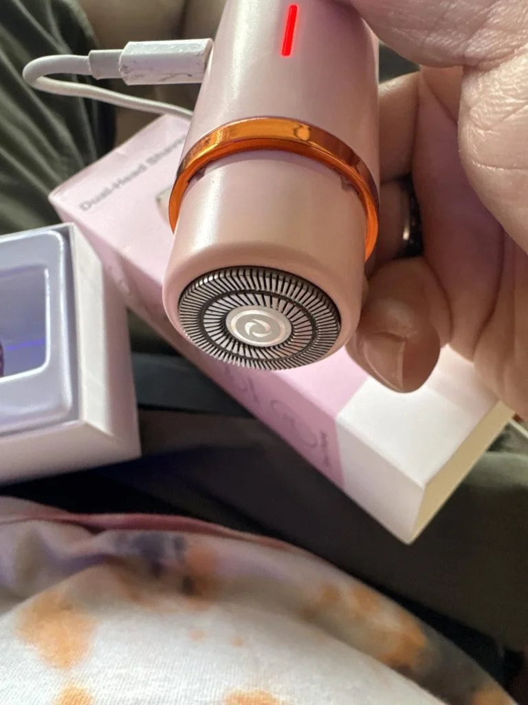 This shaver is amazing. It’s very pretty, has a sleek design, and the battery lasts a long time. Plus, it’s perfect for shaving areas where other blades can cause irritation. I 100% recommend it if you’re looking for quality and comfort.. Mrs Linda Phc ⭐⭐⭐⭐⭐